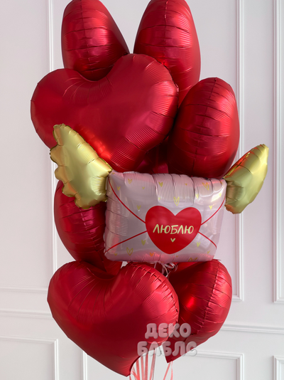 Фонтан из красных гелиевых сердец и розового шара в виде конверта с крыльями и надписью Люблю Троицк