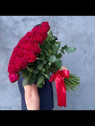 Букет красных роз 51 шт