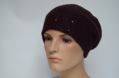 Женский вязаный берет цвета сливы фото