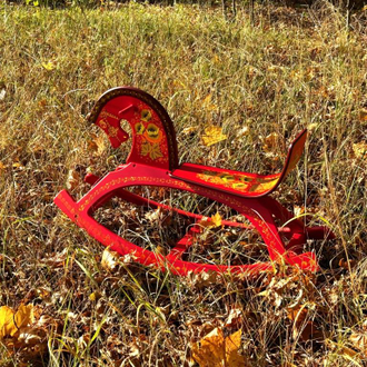 Лошадка качалка детская с ручной авторской росписью красный фон