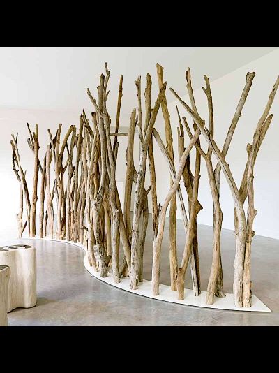 перегородка из стволов дерева