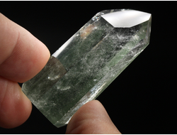 Кварц с хлоритом, кристалл полированный, Бразилия (51*20*20 мм, 32 г) №36849