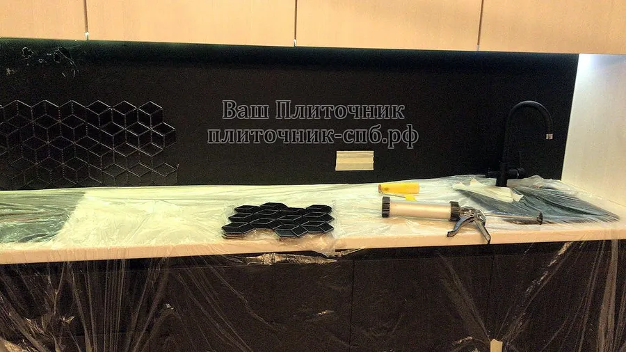 Укладка керамической мозаики на фартук 