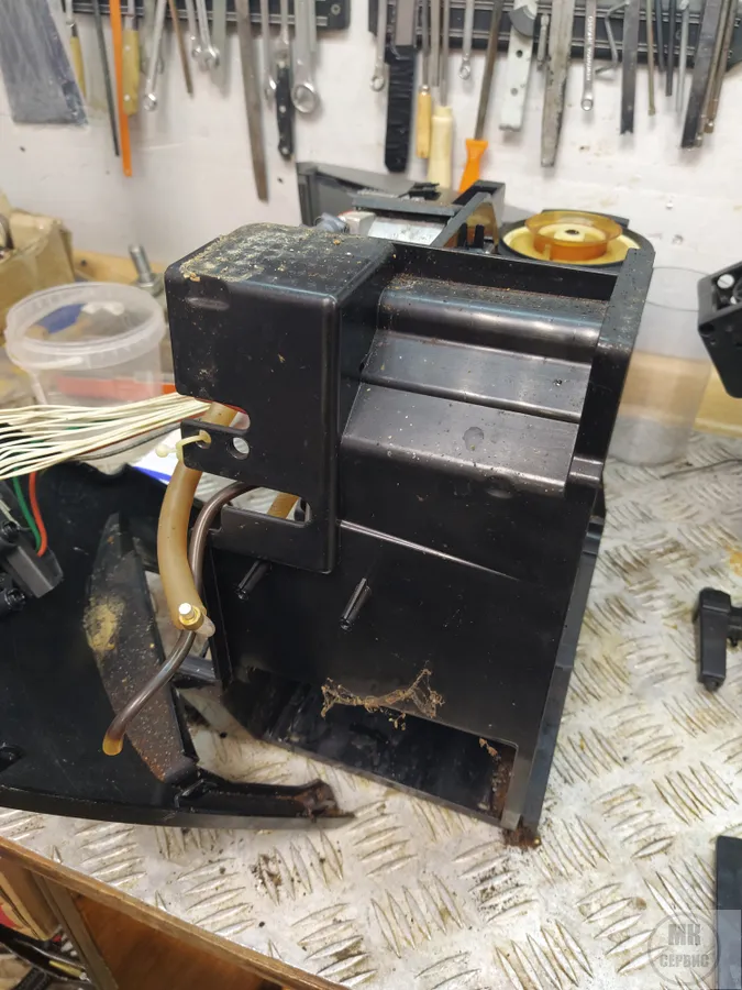 внутри кофемашины паутина