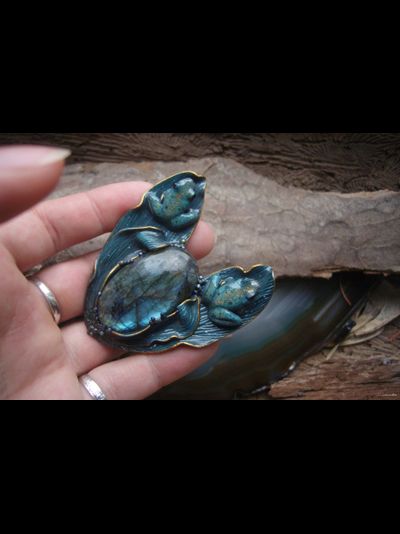 "Хранители озера Сбывающихся Грёз", коллекционная брошь с лабрадоритом и лягушками