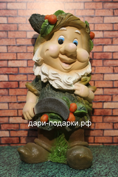 Гном с ягодами на шляпе и косой 37*20*17см   2,7кг   полистоун Россия  2427/09403-3*