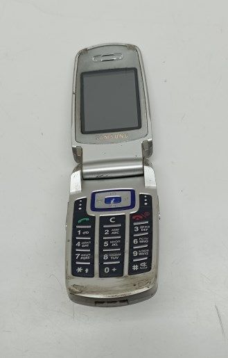 Неисправный телефон Samsung SGH-E700 (нет АКБ, не включается)