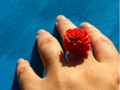 Волшебная роза с капельками росы. Необычное кольцо в виде розы из термоглины