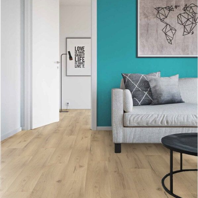 Декор ламината Wineo Дуб Рустик Бежевый LA175XXLV4 в интерьере комнаты