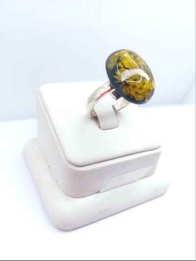 Кольцо без оправы с зеленым янтарем