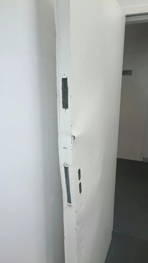 Сломанная дверь