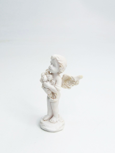 Фигурка ангелочка с букетом из полистоуна