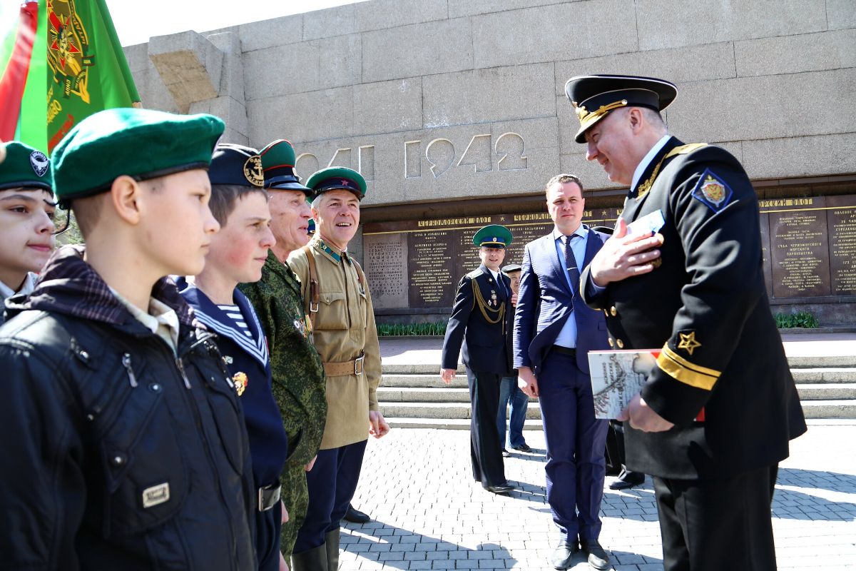 Курганский пограничный институт. Сотрудник пограничного управления. Пу фсб россии по приморскому краю. Форма погран служба прапорщик. Сотрудник пограничного управления.