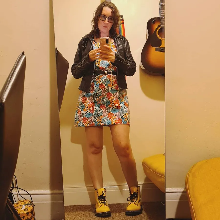 желтые ботинки dr. martens женские