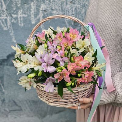 Корзина из альстромерии