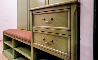 Вешалка для прихожей с тумбой под обувь и высокой тумбой с ящиками.