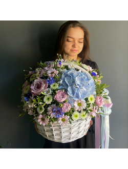 КОМПОЗИЦИЯ В КОРЗИНЕ С ГОРТЕНЗИЕЙ, РОЗАМИ И ХРИЗАНТЕМАМИ В ЛЕТНЕМ СОЧЕТАНИИ - (АРТ. К31)