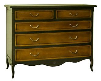 Комод с 5 выдвижными ящиками.