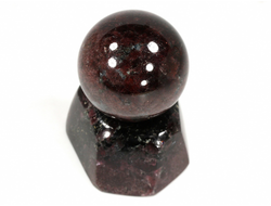 Редкость! Шар Гранат Альмандин с несколькими звездами астеризма на подставке из граната, Россия, Карелия (шар 41 мм, вес с подставкой 309 г) №37909