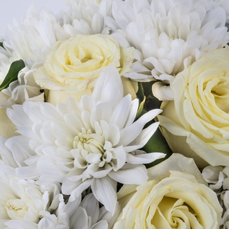 Букет из белых роз и хризантем в бумаге крафт
