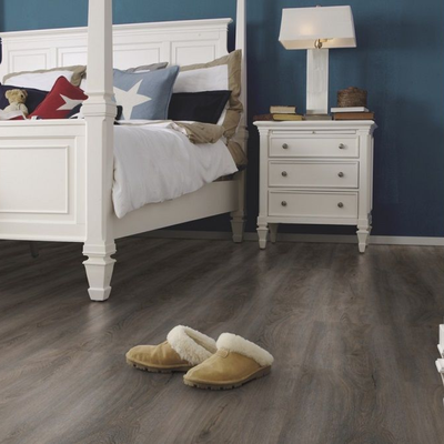 Виниловый пол Wineo 400 Wood Valour Oak Smokey DB00133 в интерьере комнаты