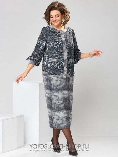 Стильный костюм в деловом стиле, состоящий из жакета и юбки