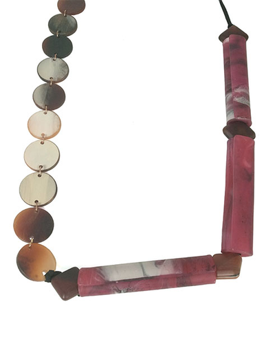 (АРТИКУЛ: 8991/02) КОЛЬЕ ЖЕНСКОЕ, С ПОДВЕСКАМИ  В БОРДОВО-СЕРЫХ ТОНАХ, ЮВЕЛИРНЫЙ ПЛАСТИК, МЕТАЛЛ, ЧЕРНЫЙ КОЖАНЫЙ ШНУРОК