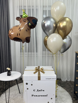 Коробка-сюрприз белая с 7 шарами внутри + капибара рядом