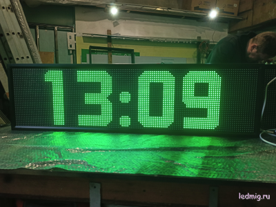 Уличные часы-[88:88]-t-370х1330мм (зеленые)