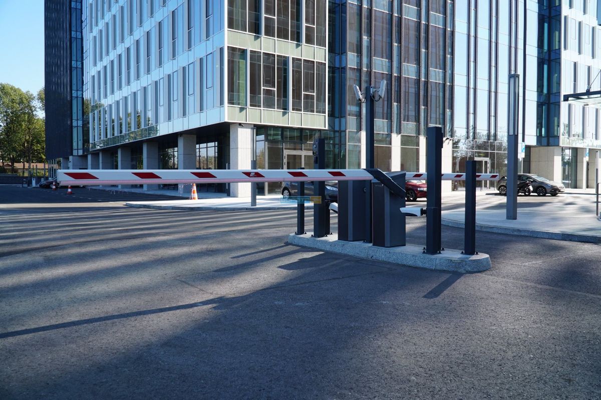 установка пропускного оборудования для парковки - шлагбаум для въезда