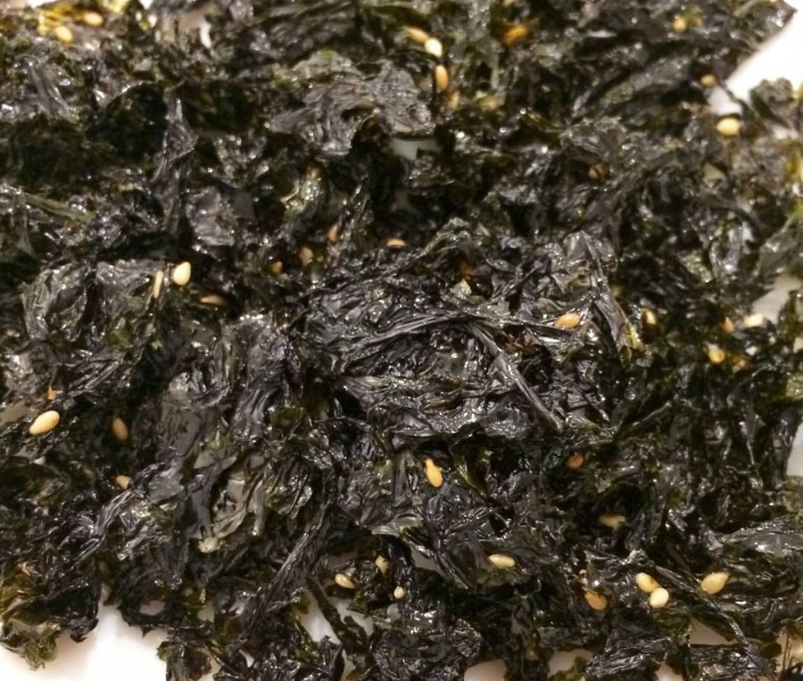 Листья порфиры корейской обжаренные соленые с кунжутом "ПХАРЭТОЛЬКИМ" (водоросли)