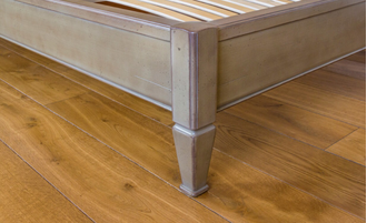 Кровать с мягким изголовьем из экокожи.