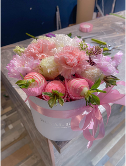 Коробочка с клубничкой и цветами