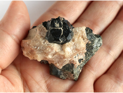 Шпинель черная на породе, Россия, Якутия (49*34*29 мм, 59 г) №18217