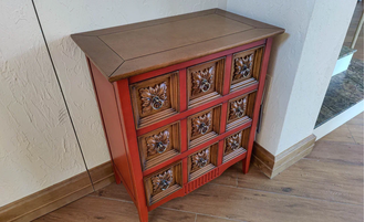 Комод 9 выдвижных ящиков с декором цветы.