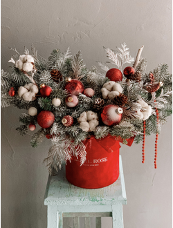 Композиция с елью "гранатовый браслет"