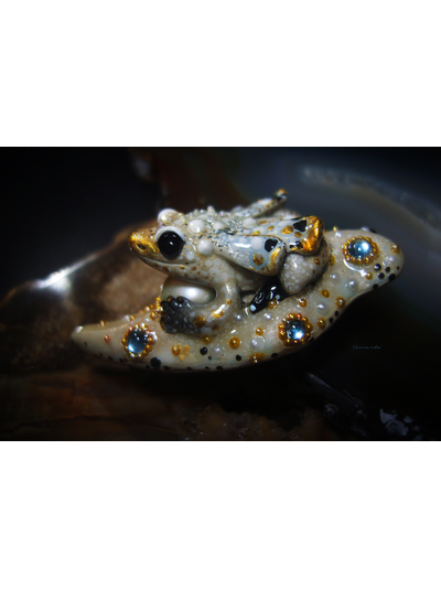 Мини-брошь с жемчугом и крылатой лягушкой &quot;Царская бабочка, Дивная Зоренька&quot;