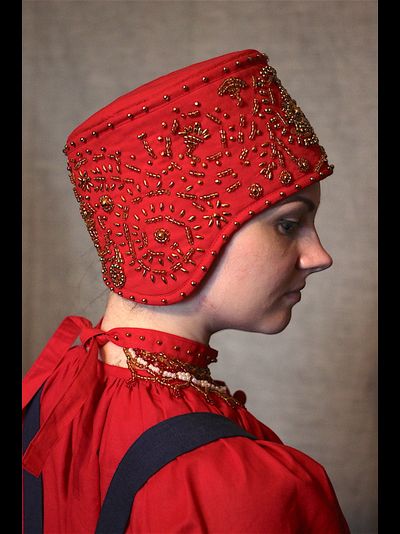 Русский народный женский головной убор "Повойник красный".