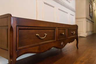 Тумба под ТВ с 3 ящиками на резных ножках.