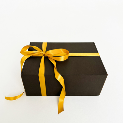 Черная подарочная коробка GILEV 37x26x12см с золотой лентой и наполнителем