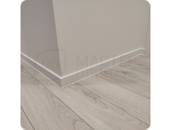 Плинтус ХДФ Dollken Cubu Flex Life XL 80мм Х 2,5 м 1013/5012 Белый в интерьере 9