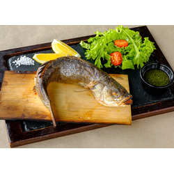 Сибас запеченный на ольховой планке