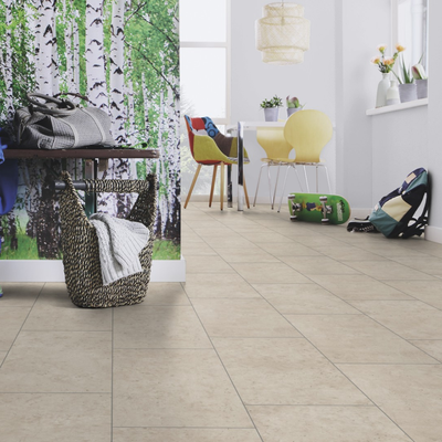 Виниловый пол Wineo 400 Stone Patience Concrete Pure DLC00139 в интерьере коридора