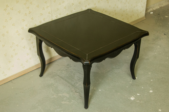 Журнальный стол квадратный с фигурной столешницей.