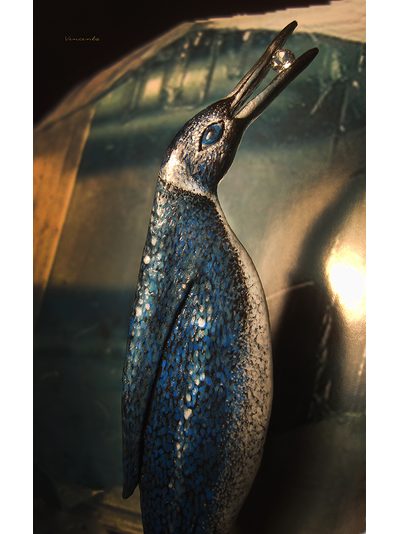 "Пингвин Мерилии", необычная брошь с натуральным морганитом