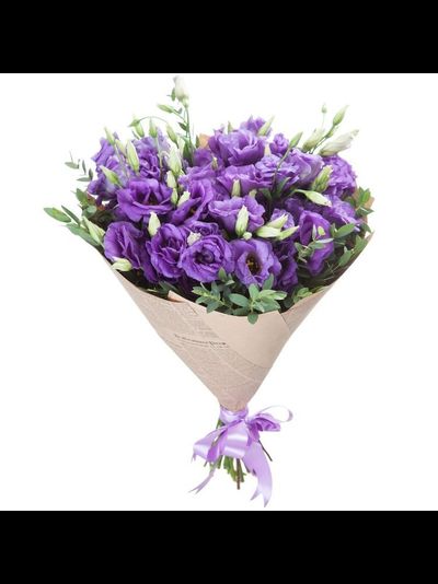 Букет из фиолетовых эустом в крафте