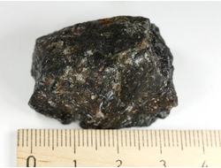 Нуумит (жедрит-антофиллит), необработанный образец, Гренландия (34*26*25 мм, 39 г) №29922