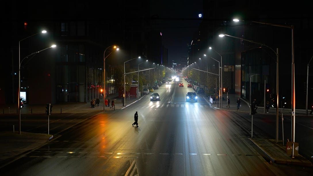 Ночная городская сцена с интеллектуальным управлением освещением