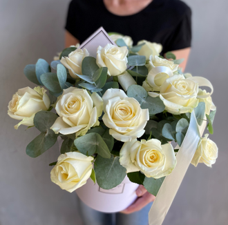 Коробка с белыми розами и эвкалиптом, букет в коробке из белых розы, розы с эвкалиптом, недорогой