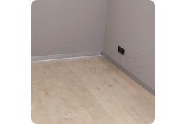 Монтаж плинтуса ПЛ 100 «серебро» в сочетании с другими декоративными элементами интерьера.